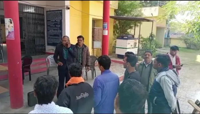 Hamirpur News : कोर्ट मैरिज करने के बाद प्रेमी युगल को लड़की के भाई ने पीटा, महिला थाने के सामने होती रही मारपीट