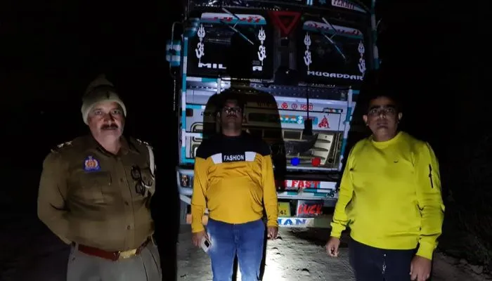 Hamirpur News:  चालक ने खनिज अधिकारी पर ट्रक चढ़ाकर मार डालने का किया प्रयास, पुलिस ने चार पर दर्ज किया मुकदमा