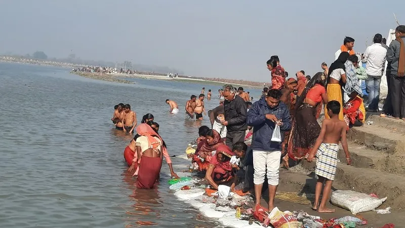 संभल: माघ पूर्णिमा पर हजारों श्रद्धालुओं ने लगाई आस्था की डुबकी, गूंजे जयकारे