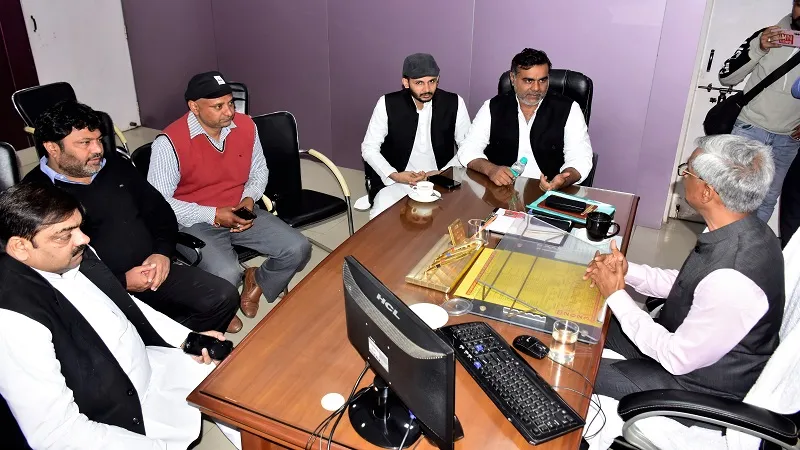 मुरादाबाद : कानून का फंदा कसते ही सहमे सपाई, डीएम-एसएसपी से मिले