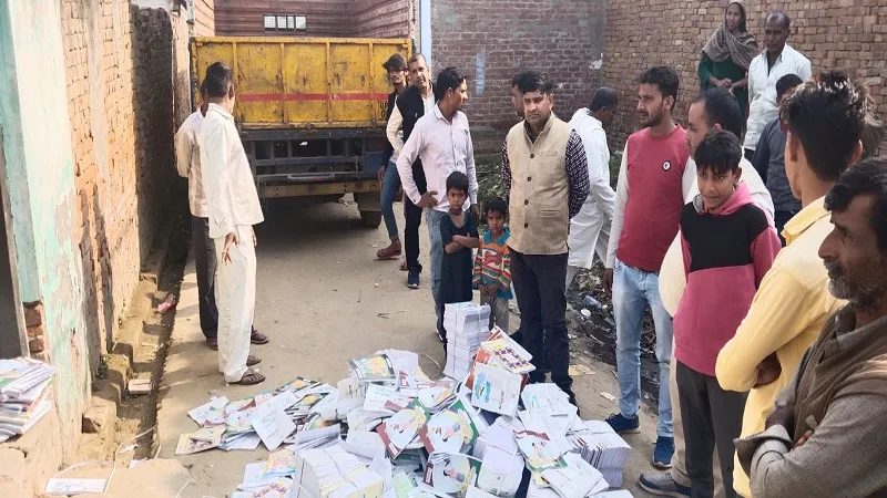 अमरोहा : सरकारी स्कूलों की किताबों को कबाड़ी की ससुराल से पकड़ा