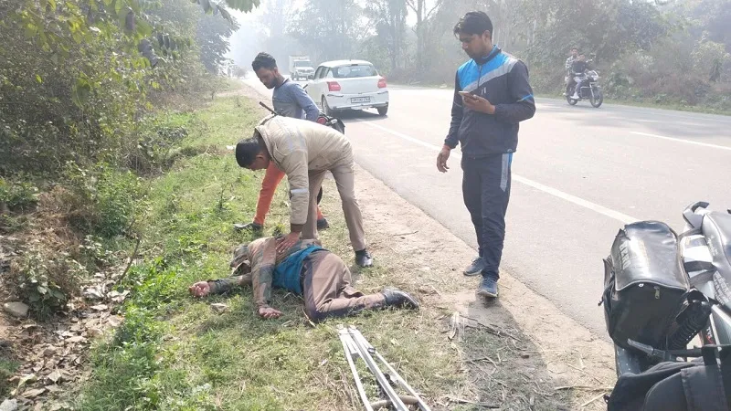 अमरोहा: नशे की हालत में सड़क किनारे पड़ा मिला सिपाही, सामुदायिक स्वास्थ्य केंद्र में कराया भर्ती
