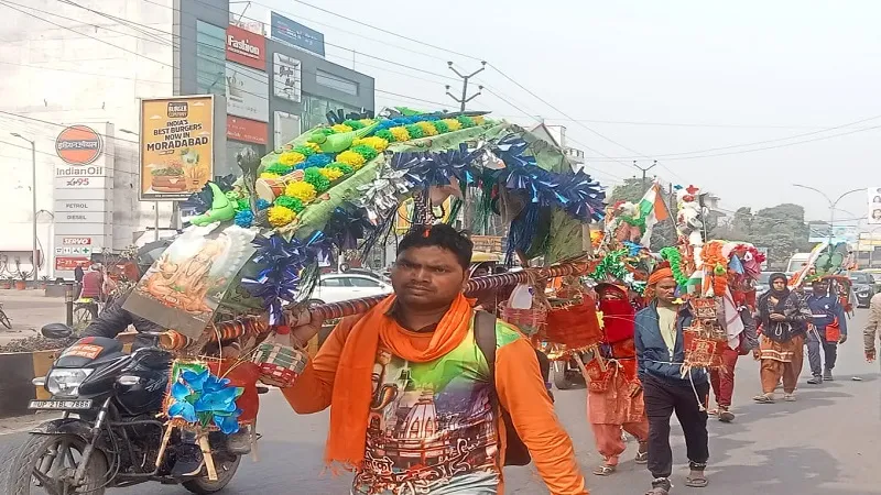 मुरादाबाद : हरिद्वार और ब्रजघाट से लौट रहे कांवड़िये लगा रहे हर हर महादेव के जयकारे