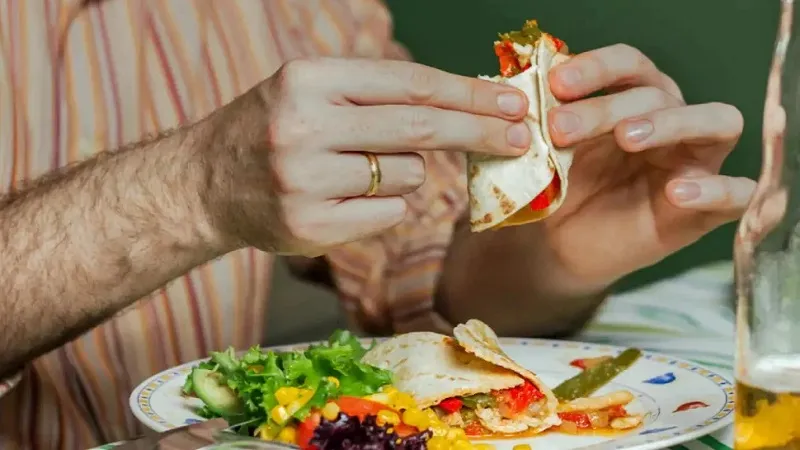 आपके खाने में मौजूद Bacteria 'कैंसर' के खिलाफ शरीर की Immunity को कर सकते हैं बाधित