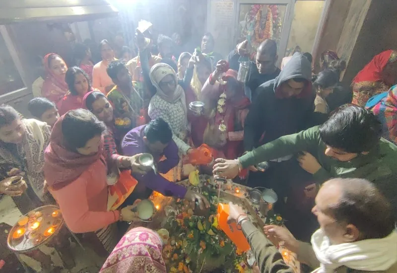 अमरोहा  : महाशिवरात्रि पर शिव भक्तों ने किया जलाभिषेक, शिवालयों में गूंजे हर-हर महादेव के जयकारे 