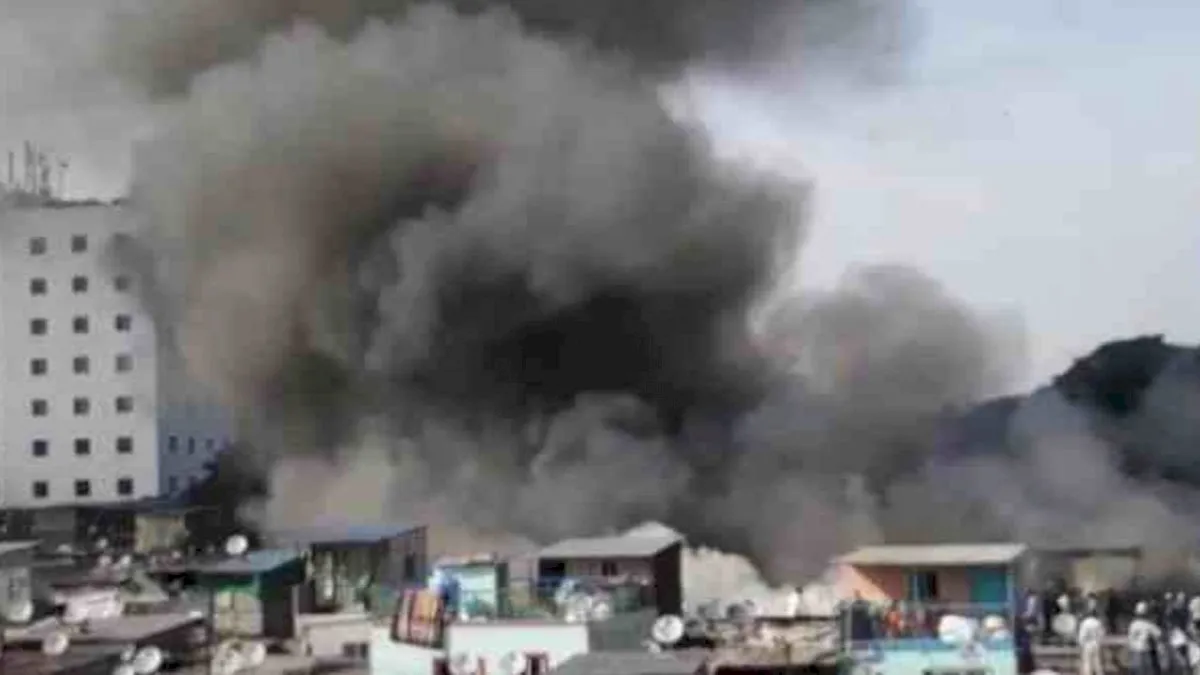 महाराष्ट्र: पुणे की सब्जी मंडी में आग लगने से दो टेम्पो जलकर खाक, 90 स्टॉल क्षतिग्रस्त