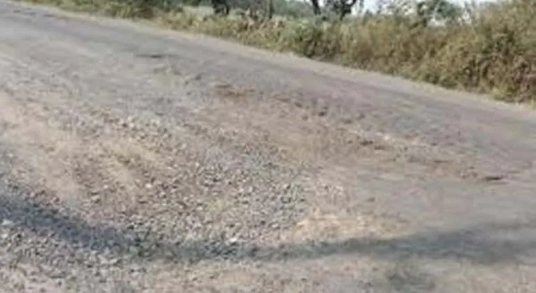 हल्द्वानी: नगर आयुक्त ने जेसीबी से उखड़वाई दो नवनिर्मित सड़कें 