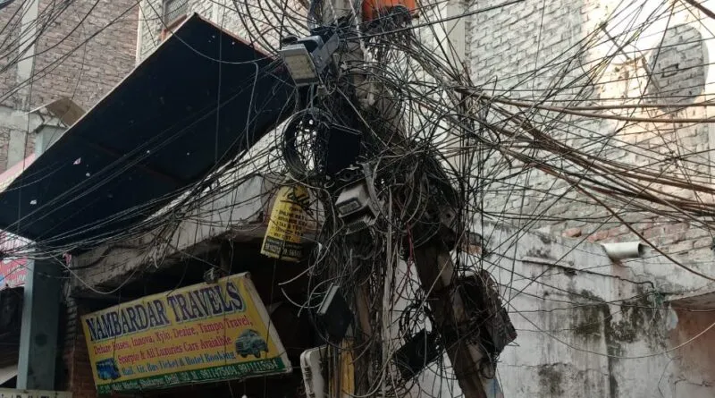 हल्द्वानी: लटकते जर्जर बिजली के तार देते अनहोनी को दावत