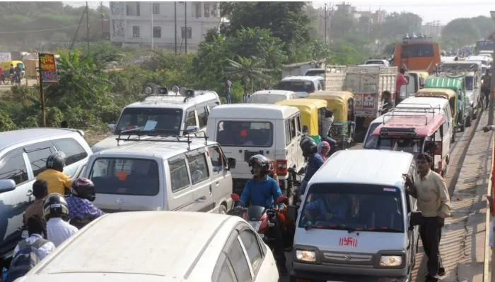 Kanpur Sagar Highway पर 12 घंटे तक लगा लंबा जाम, रूट डार्यवर्जन के बाद सामान्य हुए हालात, गाड़ियों में सो गए लोग