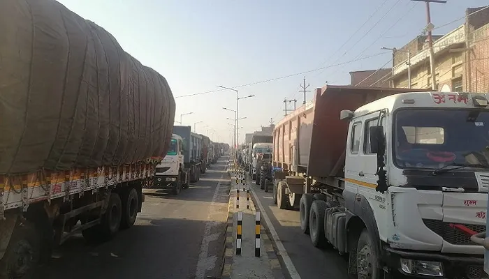 Kanpur-Sagar Highway पर 20 घंटे जाम के चलते रेंग-रेंगकर चलते रहे वाहन, एक के बाद एक हादसों से उलझा यातायात