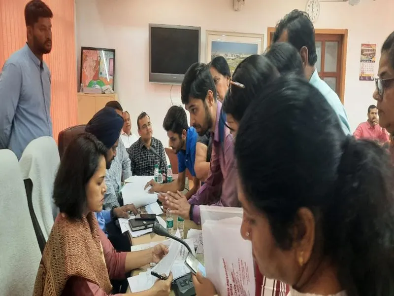  लखनऊ: सिर्फ छज्जा अतिरिक्त बताकर एलडीए ने मकान कर दिया सील, महिला ने लगाया आरोप 