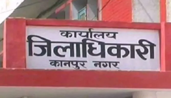Kanpur: होलिका दहन स्थल पर चल रहीं बिस्किट फैक्ट्रियां, कलेक्ट्रेट पहुंचे लोगों ने अतिक्रमण हटाने की उठाई मांग