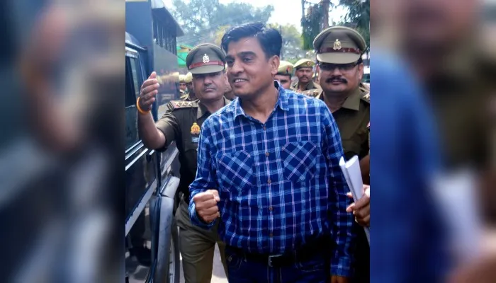 महाराजगंज से कानपुर कोर्ट में पेशी के दौरान SP MLA Irfan Solanki अलग अंदाज में आए नजर, देखें- तस्वीरें