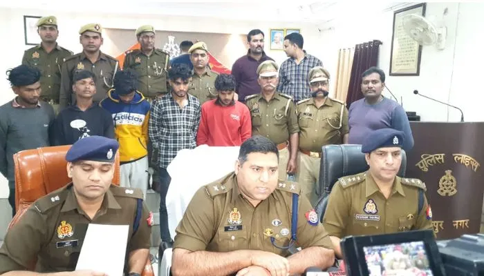 Kanpur : गर्लफ्रेंड के प्यार ने बना दिया चोर, बाइक से झपट्टा मार लूट लेते मोबाइल, पुलिस ने पांच चोरों को किया गिरफ्तार