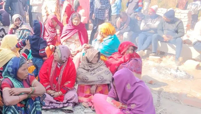 Kanpur Dehat Fire : मां-बेटी की जिंदा जलकर मौत पर रातभर चला बवाल, नहीं उठने दिए शव, CM को बुलाने की मांग 