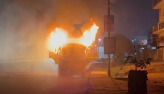 Kanpur Dehat Fire : रनियां में हाइवे किनारे धूं-धूंकर जला डंपर, चालक व खलासी ने कूदकर बचाई जान 