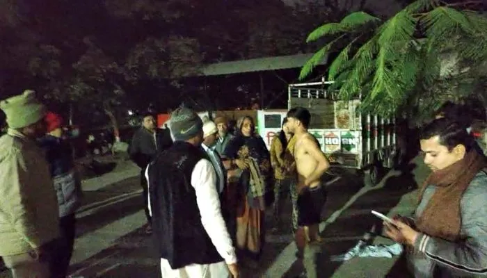 Kanpur Dehat में मां-बेटी की मौत का मामला, DM ऑफिस के बाहर अफसरों ने पीड़ित के उतरवाए थे कपडे़, देखें- Video