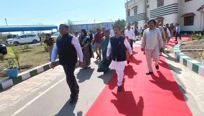 Kanpur : घाटमपुर में केंद्रीय कोयला मंत्री प्रहलाद जोशी ने किया पावर प्लांट का निरीक्षण