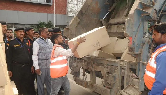 Kanpur Nagar Nigam प्रवर्तन दस्ते ने पकड़ी 970 किलो प्रतिबंधित प्लास्टिक, डेढ़ लाख रुपये वसूले