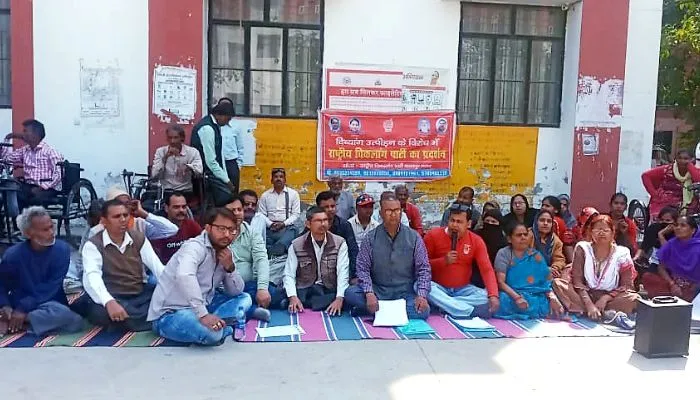 Kanpur: दिव्यांगजनों ने CMO कार्यालय के बाहर धरना प्रदर्शन कर रोड़ की जाम, कहा- सरकार की योजनाएं नहीं पहुंच रही