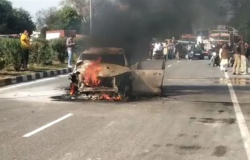 मेरठ: गाय के टकराने पर कार में लगी आग...जल हुई राख, बाल-बाल बचा परिवार