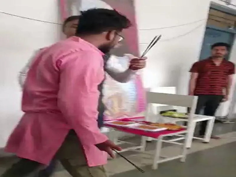 लखनऊ: भाषा विश्वविद्यलाय में छात्रों को शिवाजी जयंती मनाने से वार्डन ने रोका, Video हुआ Viral