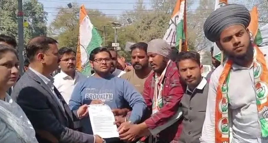 बरेली: सड़कों की खुदाई से हुए गड्ढे...अब चलना भी हुआ दुश्वार, यूथ कांग्रेस ने सौंपा ज्ञापन