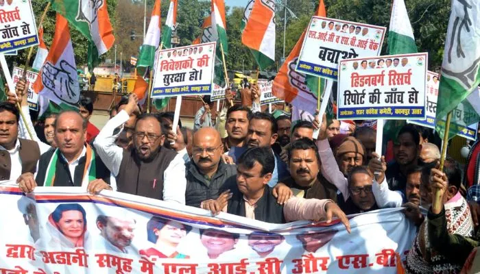 Kanpur में कांग्रेसियों ने LIC के बाहर किया प्रदर्शन, बोले- करोड़ों लोगों की बचत का हो रहा दुरुपयोग