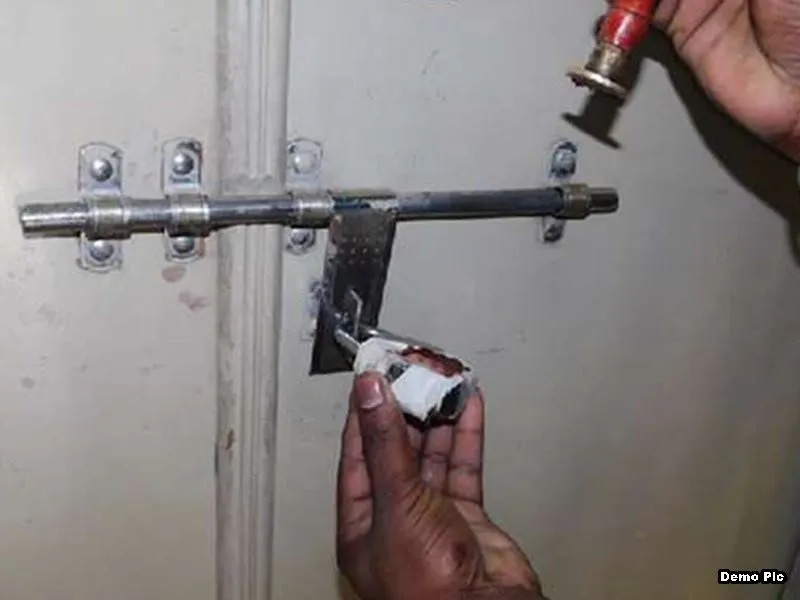 लखनऊ: बकायेदारी पर सात भवन सील, 75,174 रुपये वसूले