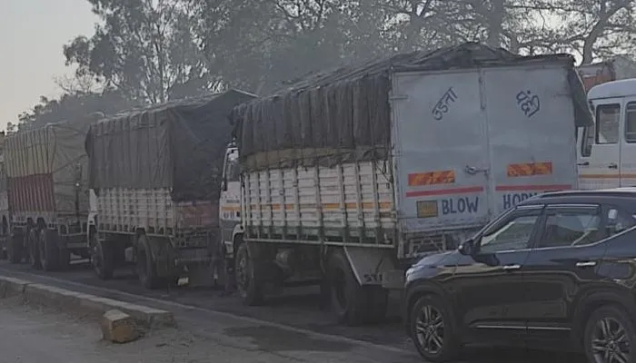 Global Investors Summit के चलते Lucknow में भारी वाहनों की नो इंट्री, लखनऊ-कानपुर हाईवे पर लगा भीषण जाम
