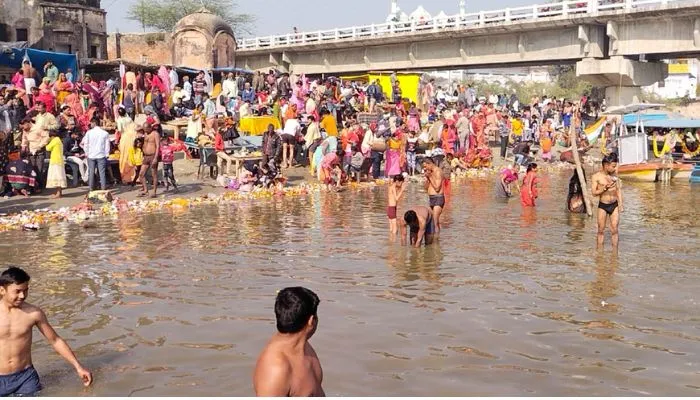 Maghi Purnima 2023 : कानपुर के गंगा घाटों पर उमड़ा भक्तों का जनसैलाब, आस्था की लगाई डुबकी