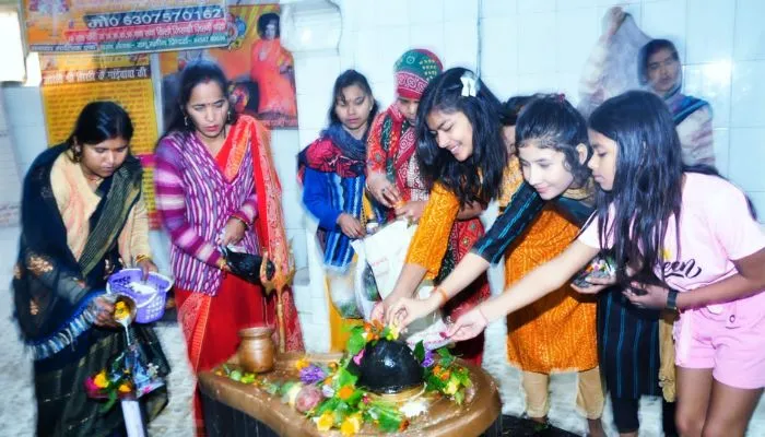 Mahashivratri 2023: शिवालयों में उमड़ा भक्तों का सैलाब, हर-हर महादेव, बम-बम भोले के नारों से गूंजे उठे मंदिर