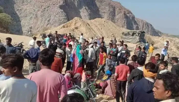 Mahoba News : पहाड़ में पत्थर खिसकने से दो श्रमिकों की मौत, परिजनों में मची चीखपुकार