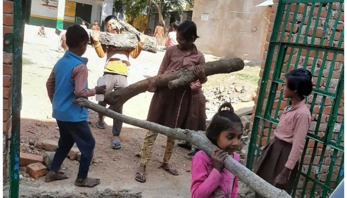 Mahoba में यह कैसी दी जा रही शिक्षा, प्राथमिक विद्यालय के बच्चे पढ़ने की बजाय ढो रहे लकड़ी, जिम्मेदार अधिकारी मौन