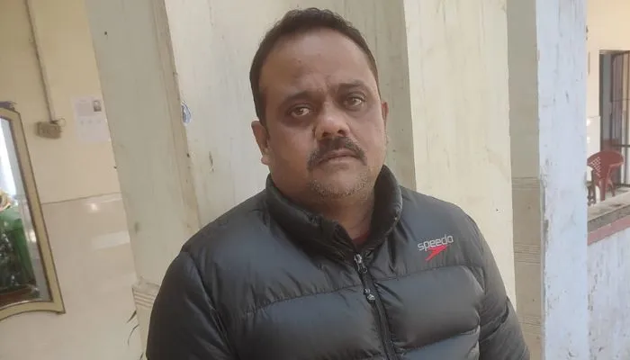 Kanpur: पूर्व पार्षद मन्नू रहमान ने कैंट थाने में किया सरेंडर, बांग्लादेशी नागरिक डॉ. रिजवान को चिट्ठी लिखने में था फरार