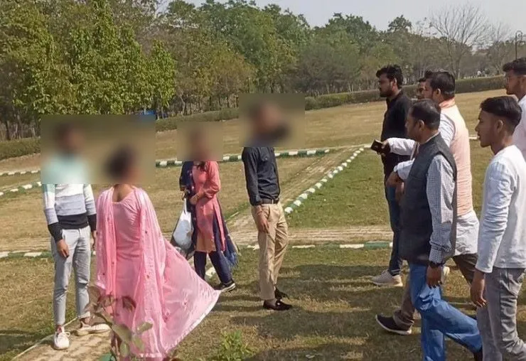 मुरादाबाद : प्रेमी जोड़ों को प्यार का इजहार करना पड़ा भारी, बजरंगियों ने प्रेमियों के बंधवाई राखी