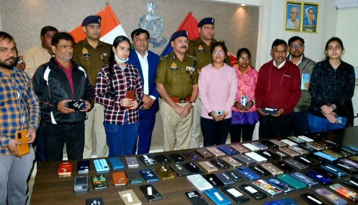 Kanpur में 15 लाख के 101 गुम मोबाइल लोगों को लौटाए, पीड़ित बोले- थैंक्यू पुलिस