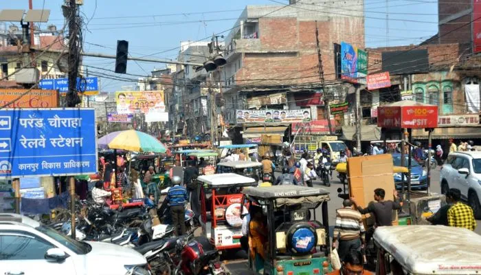 Kanpur News : चौराहों पर 50 मीटर तक नहीं खड़े होंगे व्यावसाहिक वाहन, नियम नहीं मानने वालों पर होगी यह कार्रवाई