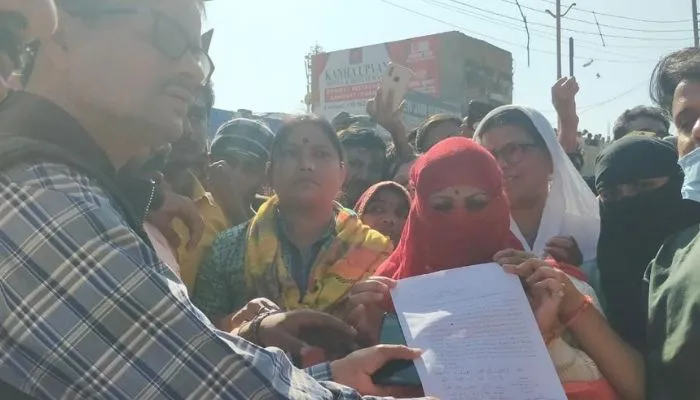 Chitrakoot: जिला प्रोबेशन अधिकारी के खिलाफ हिंदूवादी संगठनों का धरना, महिला ने अधिकारी पर उत्पीड़न का लगाया आरोप