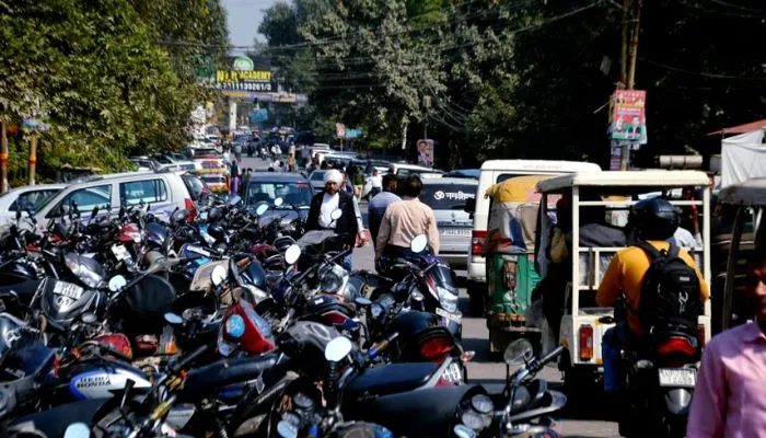 Kanpur News : पार्किंग की सुस्त चाल, सड़कों पर फैला वाहनों का मकड़जाल जाल, Multilevel Parking पर NOC का सकंट