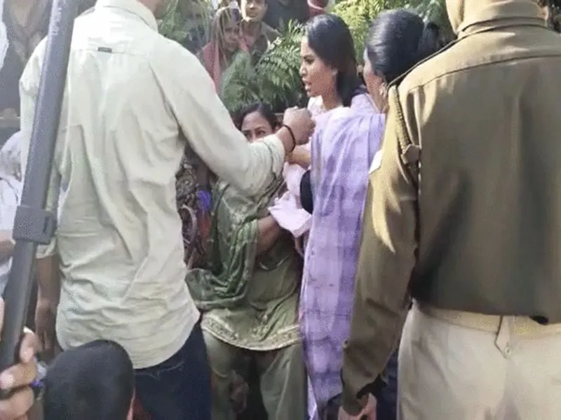 ...उमेशवा अतीकवा से मिल गवा रहा है, सपा विधायक पूजा पाल की उमेश के घर की महिलाओं से हुई तीखी बहस, Video Viral