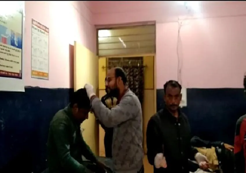 रायबरेली: अनियंत्रित बस पलटी, हादसे के आधा दर्जन यात्री घायल,  दो की हालत गंभीर 