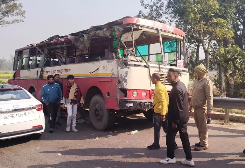बिजनौर : रोडवेज बस और ट्रक की जबरदस्त भिड़ंत, एक यात्री की मौत...कई घायल
