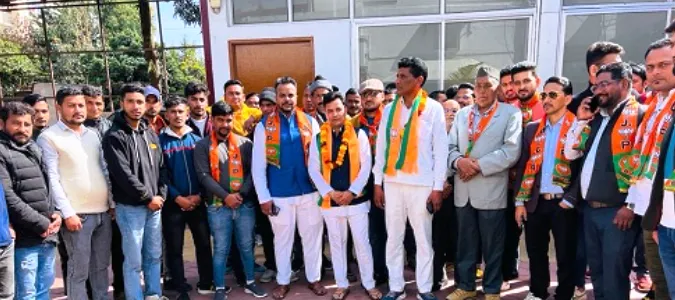 देहरादून: गंगोलीहाट के सैकड़ों कांग्रेस कार्यकर्ताओं ने छोड़ा 'हाथ' थामा 'कमल का फूल'