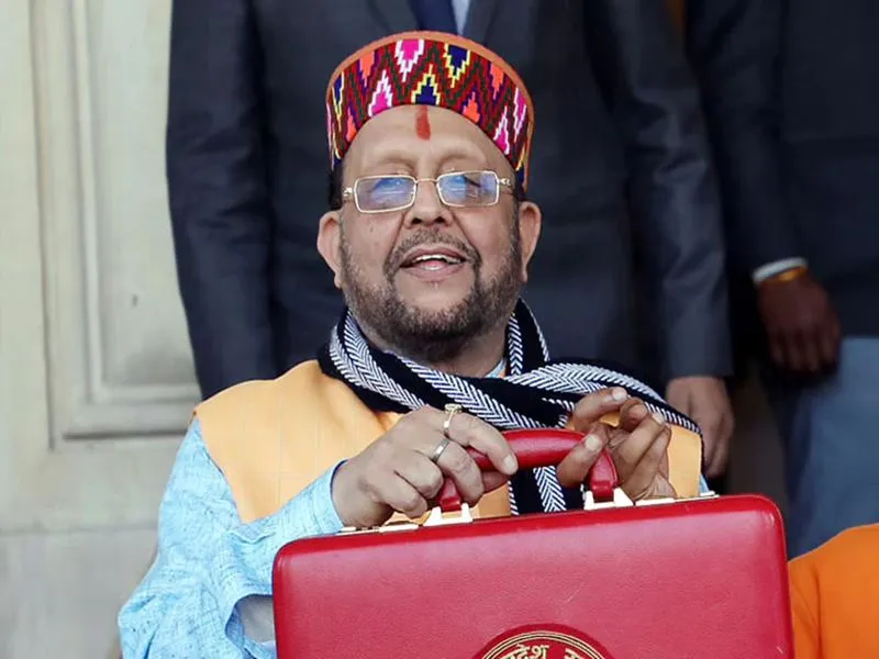 UP Budget 2023: बजट पेश करने से पहले वित्त मंत्री सुरेश खन्ना ने की पूजा अर्चना, देखें Video 