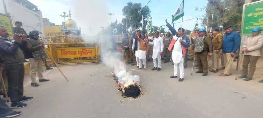 सिरसा में किसानों ने फूंका मुख्यमंत्री का पुतला 