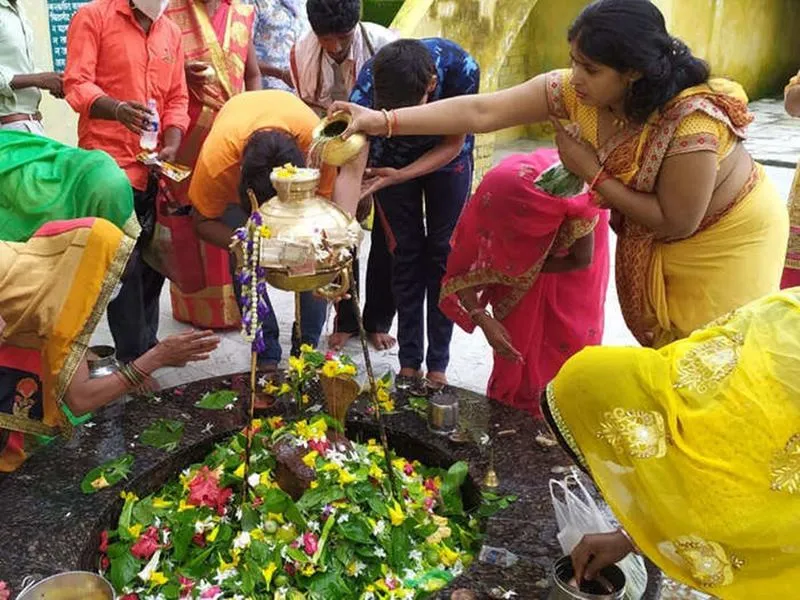  Mahashivratri 2023: पूरब में जनवरीनाथ, पश्चिम में महेशनाथ करते हैं सुलतानपुर की रक्षा, इस वजह से अब भी खुले आसमान के नीचे है शिवलिंग 