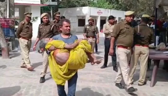 Unnao News : दबंगों से आजिज युवक ने मां पर डाला केरोसिन, गोद में उठाकर पहुंचा एसपी ऑफिस, फिर हुआ ये