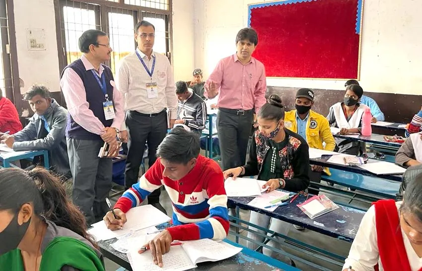 यूपी बोर्ड परीक्षा 2023 :  सावधान.... सभी बच्चे अपनी कॉपी की ओर ही देखें, शिक्षा महानिदेशक दौरे पर हैं, डीएम ने भी किया निरीक्षण