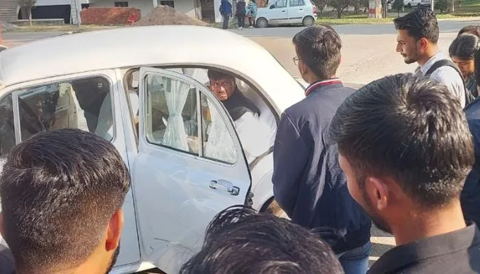 CSA University के छात्रों ने किया प्रशासनिक अधिकारी का घेराव, बोले- लगातार परीक्षाएं होने से तैयारी में होती दिक्कत